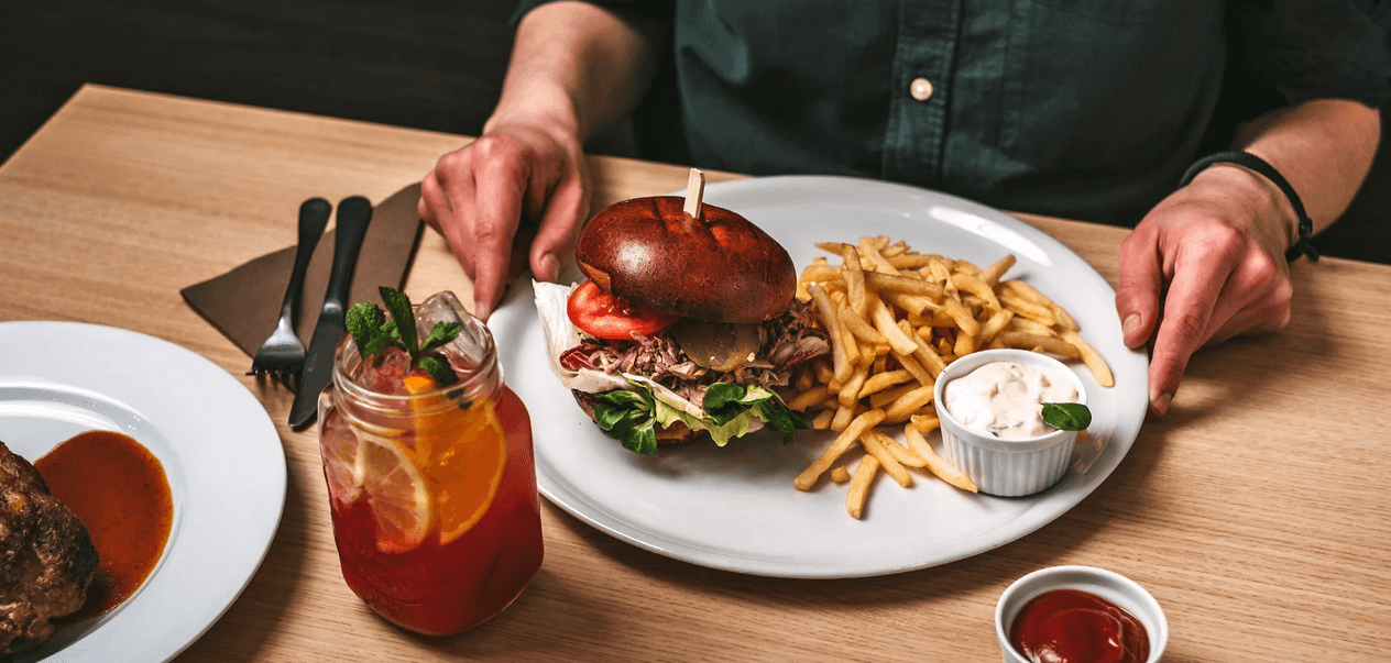 Burger menu pro jednoho i pro dva: poctivý burger s hranolky a nápojem