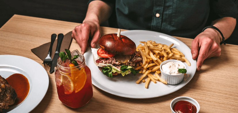 Burger menu pro jednoho i pro dva: poctivý burger s hranolky a nápojem