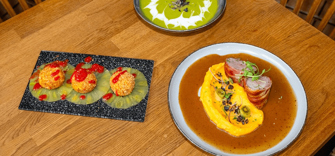 Tříchodové menu pro 2 osoby: hráškový krém, steak z panenky a mascarpone kuličky 