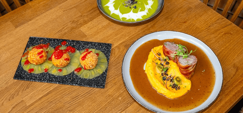 Tříchodové menu pro 2 osoby: hráškový krém, steak z panenky a mascarpone kuličky 