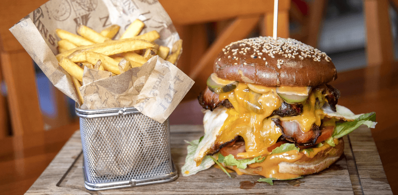 150g burger a hranolky 