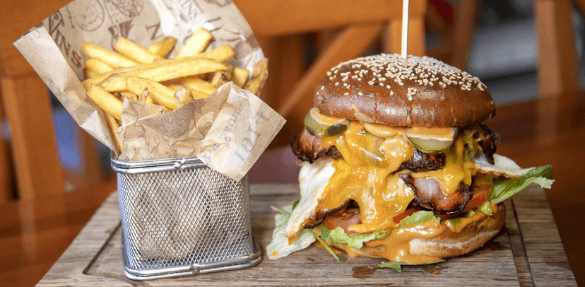 150g burger a hranolky 