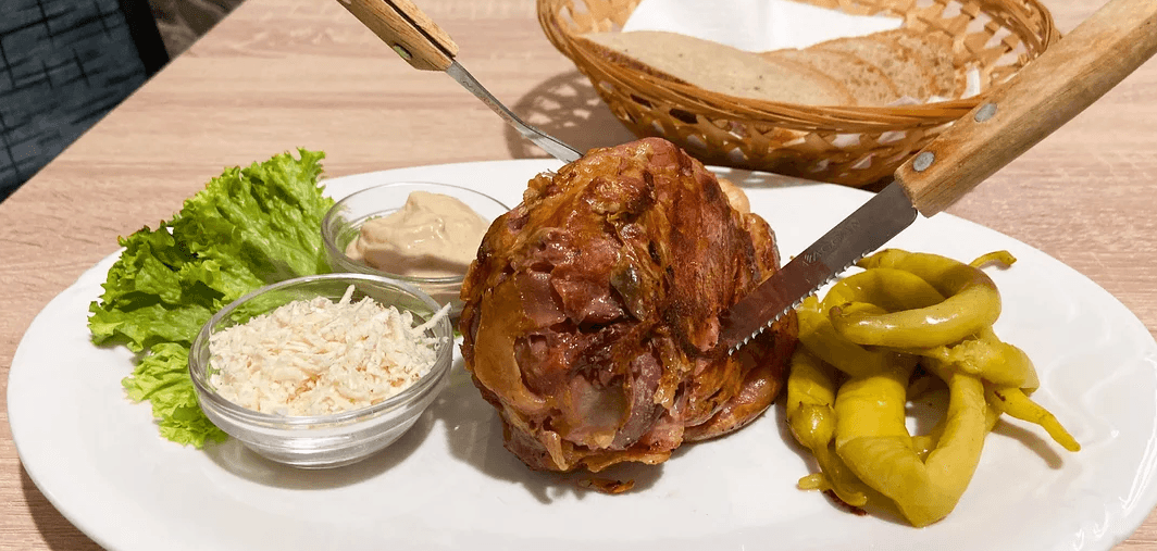 1–4 grilovaná kolena s křenem, hořčicí a pečivem v Restauraci u Baumruků 