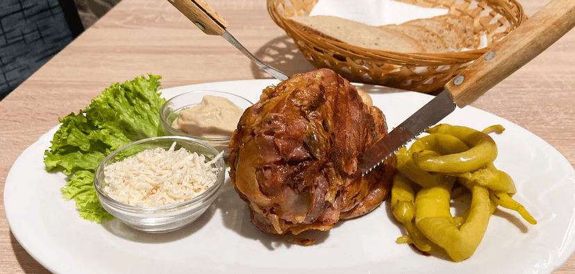 1–4 grilovaná kolena s křenem, hořčicí a pečivem v Restauraci u Baumruků 