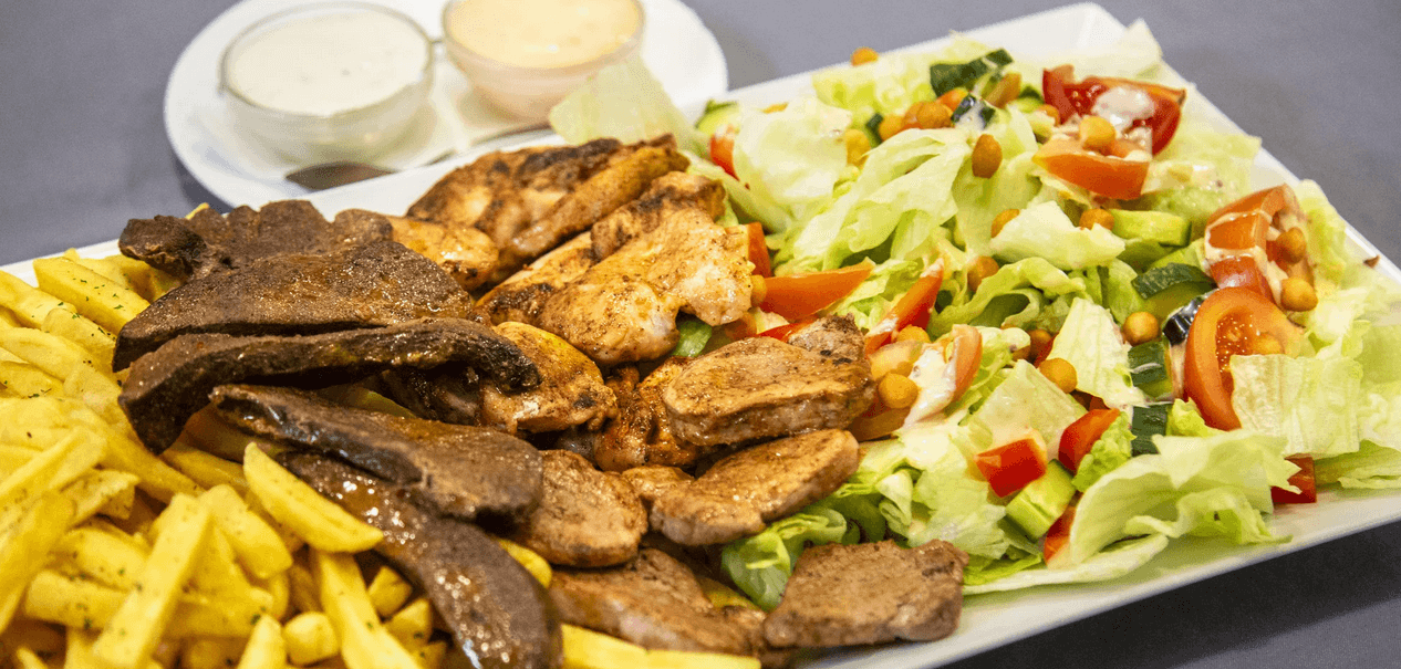 600 gramů grilovaných dobrot s hranolky a omáčkami: panenka, kuře i játra