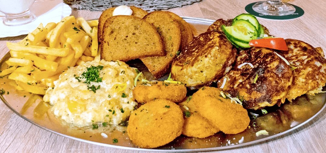 Tvarůžkové hody: v bramboráku, smažené i jako tatarák, hranolky a topinky 