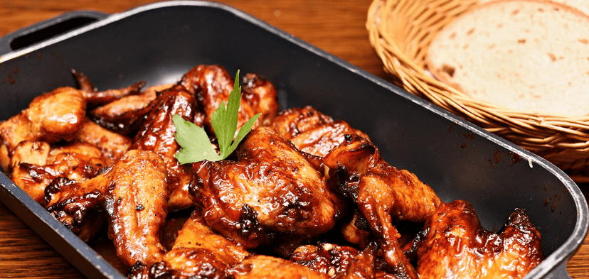 1,5–3 kg kuřecích křídel Buffalo se sweet chilli omáčkou a chleba