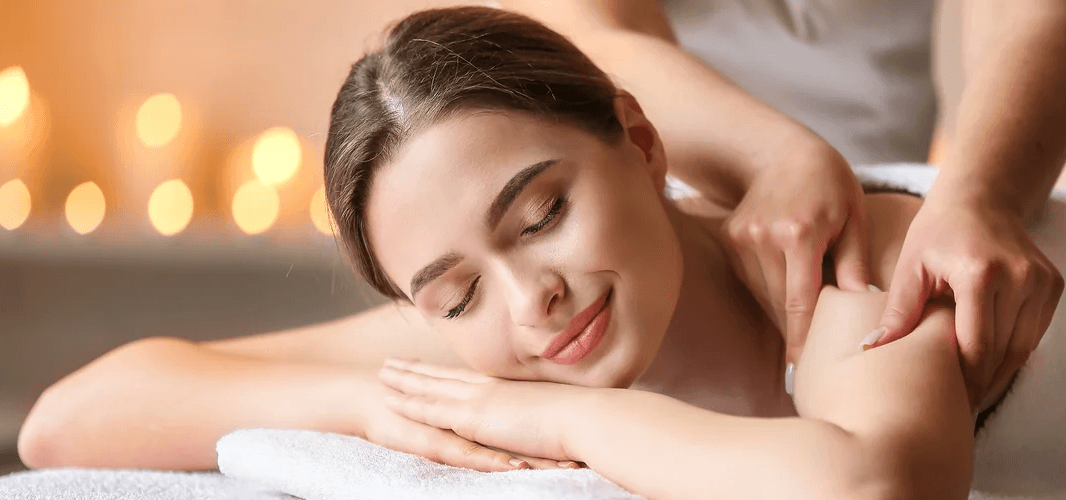 Hýčkání pro ženy: masáž zad, šíje a rukou, zábal a omlazující maska 