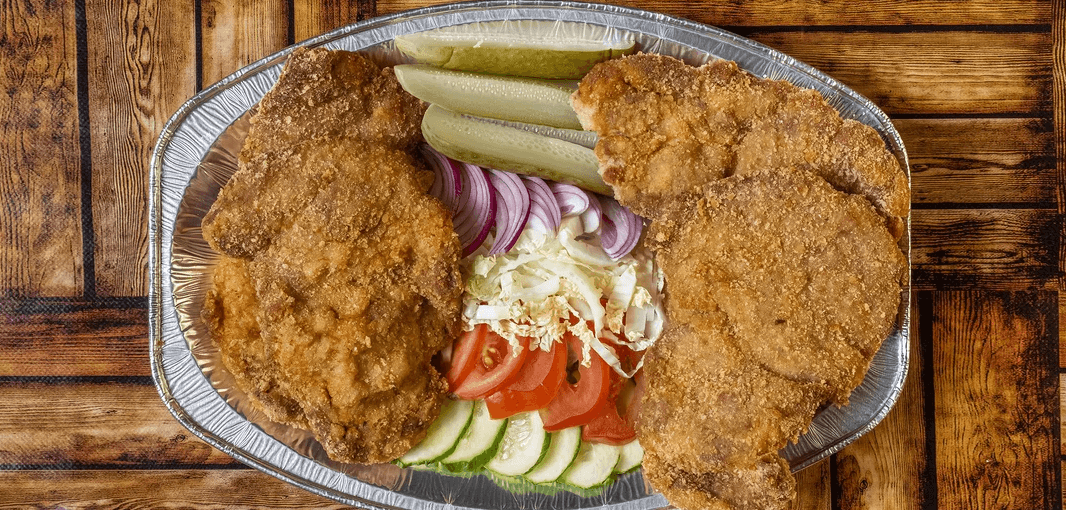 Kuřecí a vepřové řízky i s oblohou: stánek Budějcké řízkárny na Lannově třídě