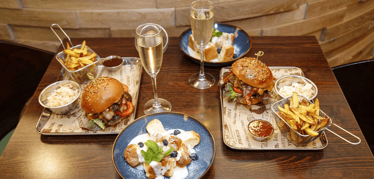 Burgerové menu s hranolky, salátem, dezertem a aperitivem pro 2 osoby