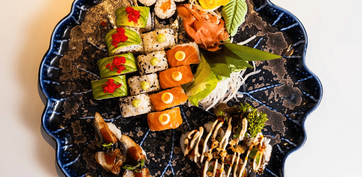 Sushi set s 50 kousky v restauraci v centru Brna: úhoř, losos, tuňák i procecco na přípitek 