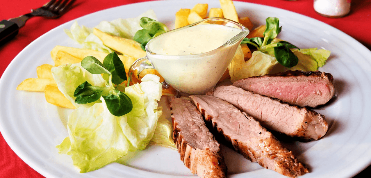 3chodové menu pro 2 ve středověké restauraci: poctivý vývar, panenka i moravská palačinka