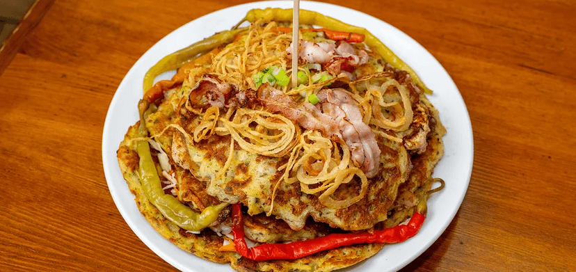 Kilový XXL bramburger s kuřecím a vepřovým masem pro 2–4 osoby 