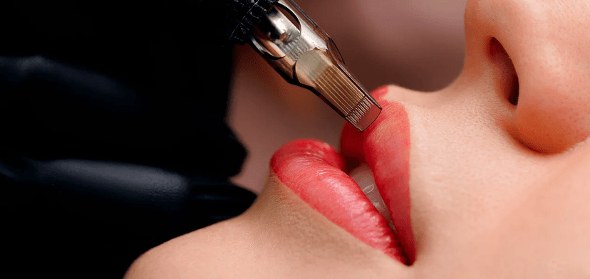 Permanentní make-up rtů Ombre lips nebo obočí vybranou metodou 