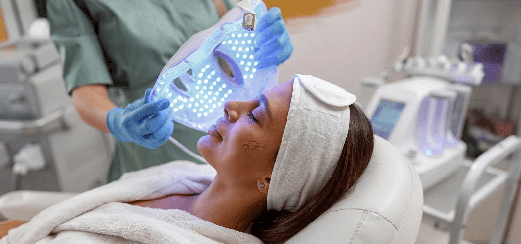 100minutové hloubkové ošetření pleti se světelnou fotonovou maskou pro dokonalý vzhled 