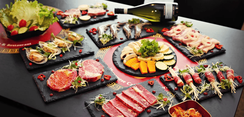 Tradiční vietnamský Hot Pot plný masa, mořských plodů a exotiky