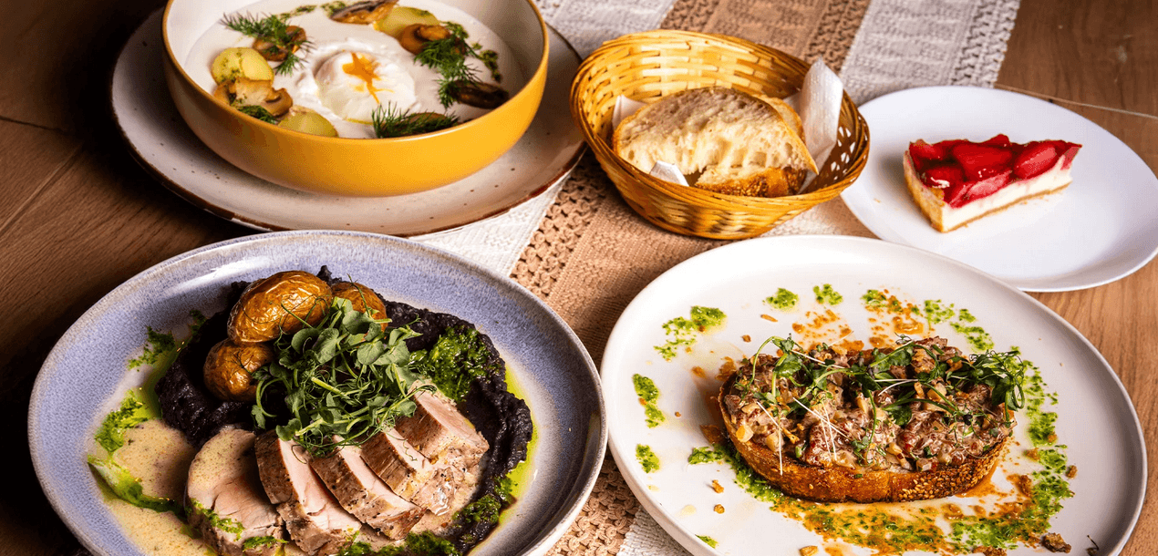 4chodové menu v moderní restauraci: tatarák, kulajda, panenka sous vide a cheesecake 