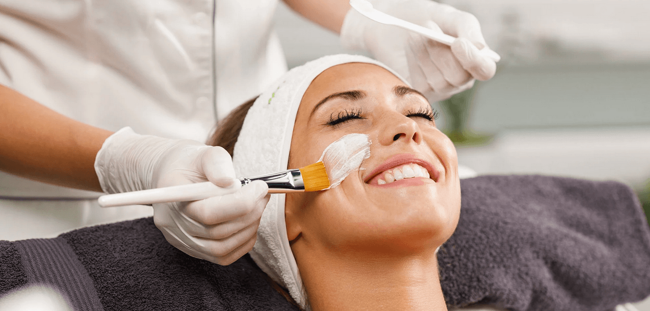 Kosmetické liftingové ošetření s diamantovou dermabrazí a masáží obličeje