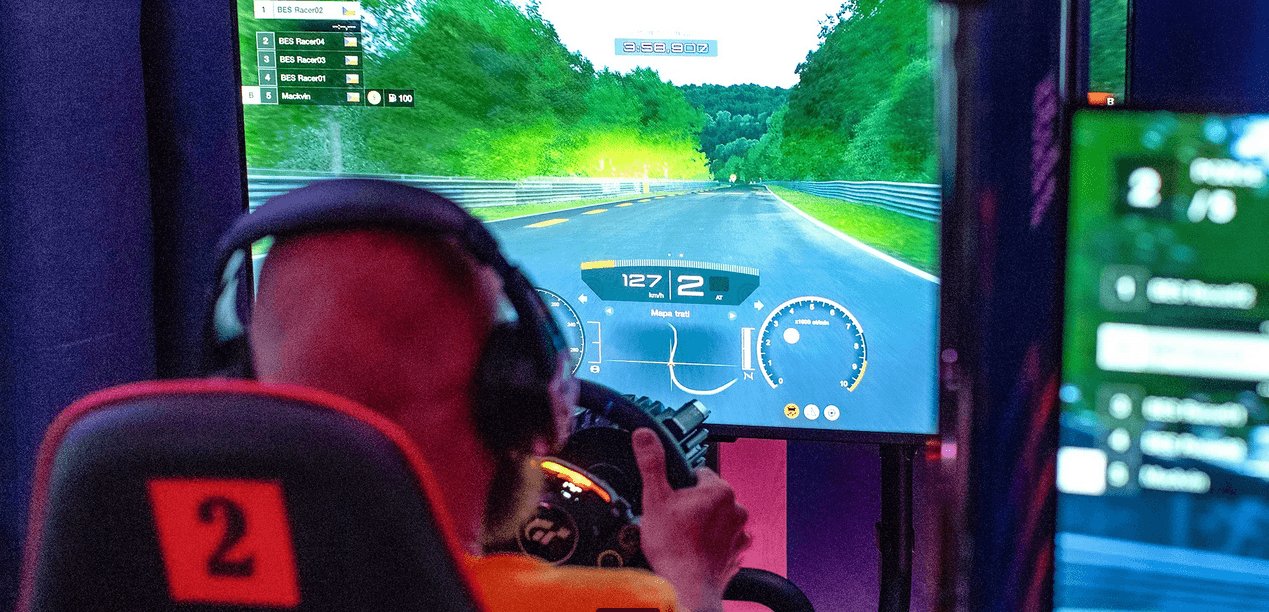 Pronájem herny se 4 profesionálními závodními simulátory