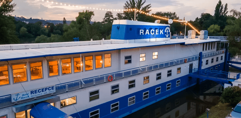 Botel Racek: vánoční menu i silvestrovský raut s neomezenou konzumací v Praze 