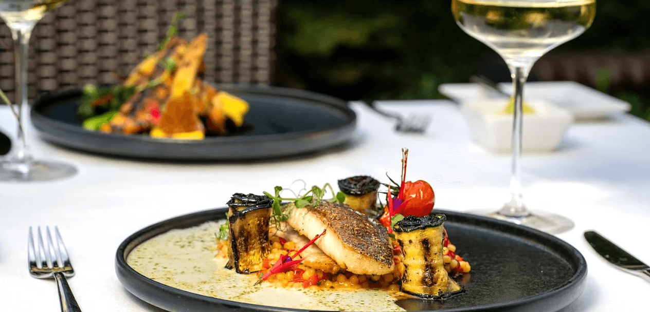 Pětichodové menu à la carte s lahví vína v oceňované The Grand Mark Prague pro 2 osoby 