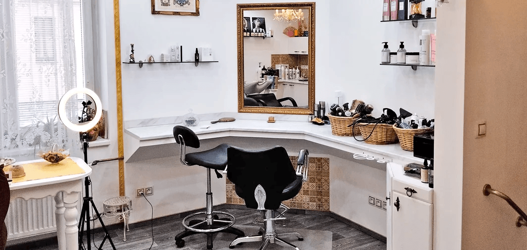 Střih vlasů s masáží hlavy pro krátké vlasy 