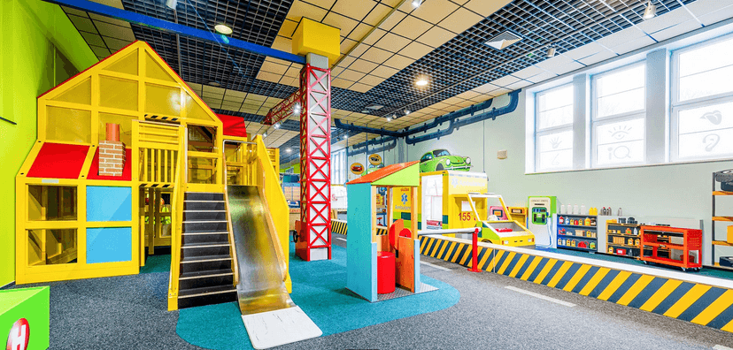 Zabavte své ratolesti: vstup do iQPARKu pro dospělé a děti a plyšový RobiQ k tomu