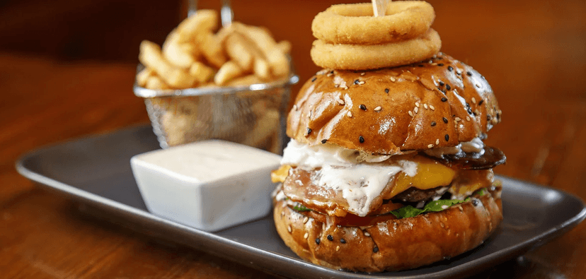 Burger podle výběru z 7 druhů: hovězí nebo kuřecí maso, zeleninový řízeček i halloumi, hranolky a dip 