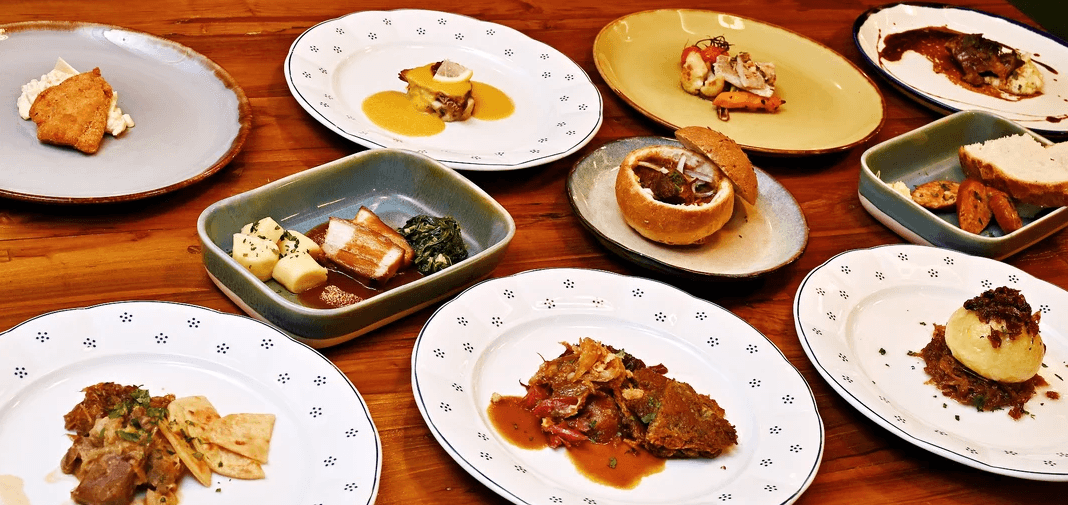 České all you can eat a pivo s folklórní hudbou: předkrmy, svíčková i kachna