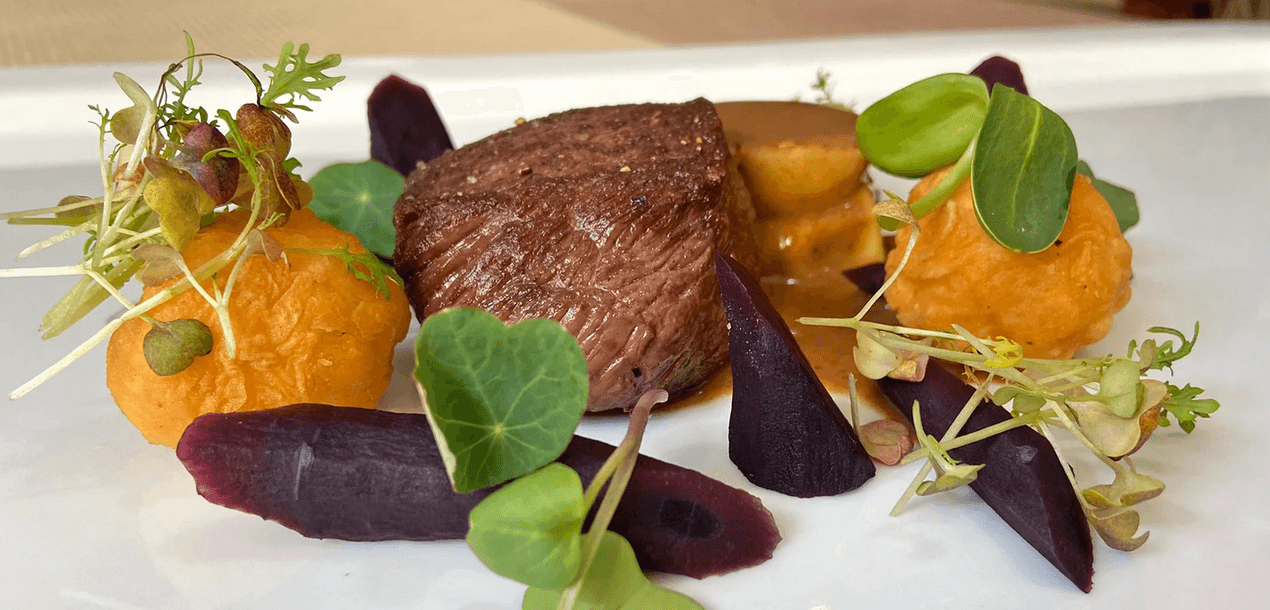 Degustační valentýnské menu: předkrmový a dezertní raut, humří polévka i steak 