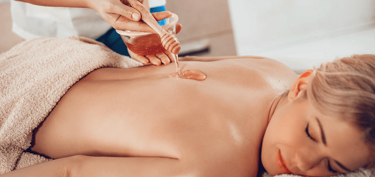 50 min. masáže podle výběru ze 4 druhů a 10 min. zábalu Lava Therm 