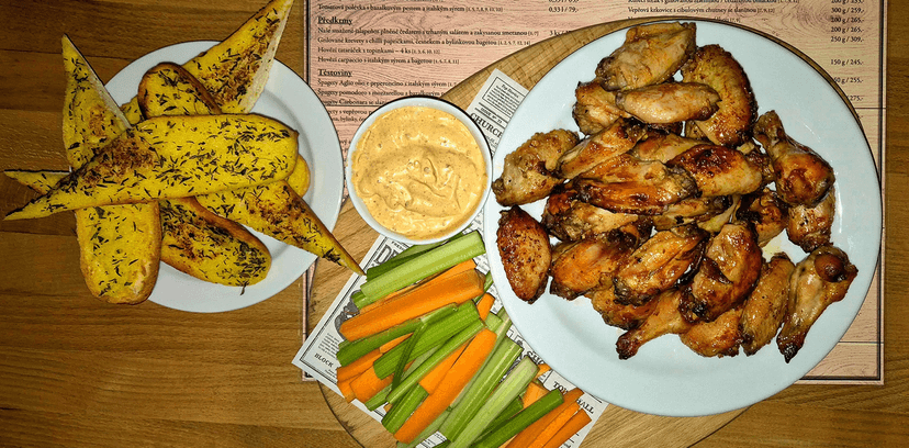 Buffalo wings s limonádou a dezerty pro dva 