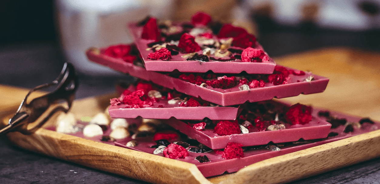 Ručně vyrobená lámaná belgická čokoláda Callebaut v papírové krabičce z Chocafé a horký nápoj k tomu 