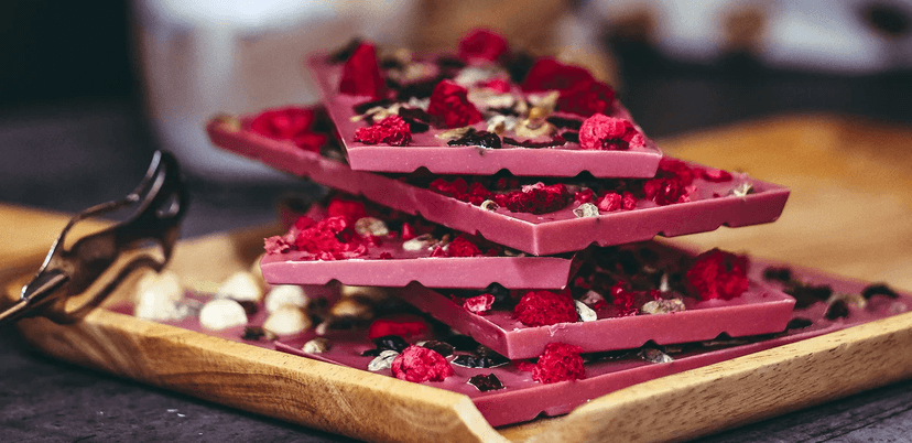 Ručně vyrobená lámaná belgická čokoláda Callebaut v papírové krabičce z Chocafé a horký nápoj k tomu 