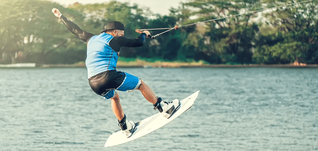 Wakeboarding pro 1 osobu na 15 minut vč. vybavení