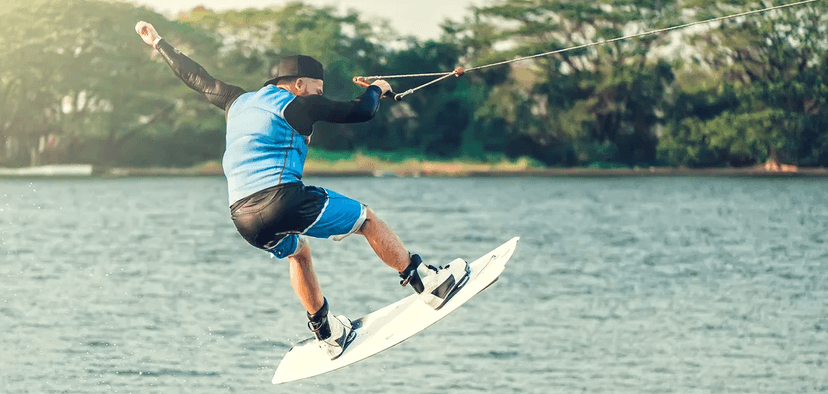 Wakeboarding pro 1 osobu na 15 minut vč. vybavení