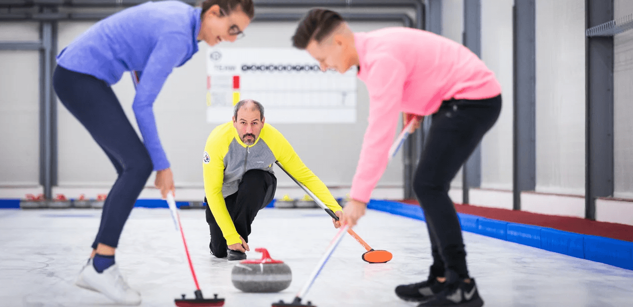 Hodinová lekce curlingu s trenérem až pro 10 osob 