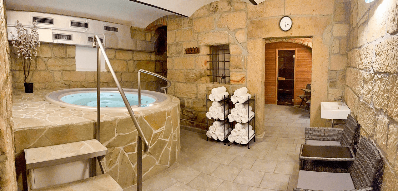Privátní wellness až pro 4 osoby: vířivka, sauna, relax zóna i láhev prosecca 