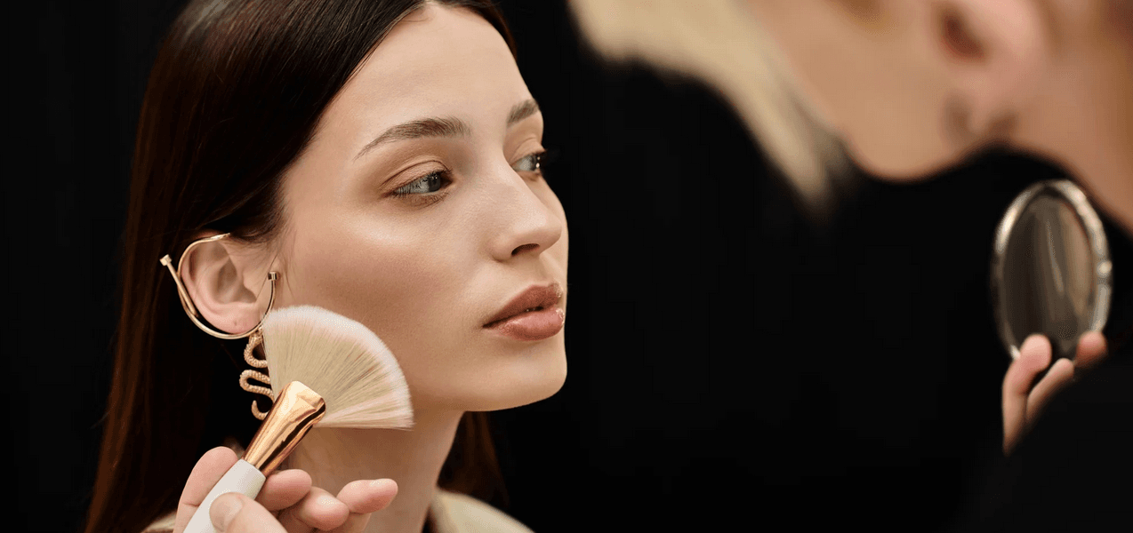 Kompletní proměna vizáže za 2 hodiny: péče o pleť, vlasový styling i denní líčení 