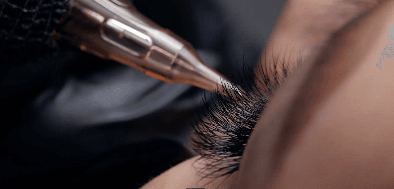 Permanentní make-up meziřasových očních linek 