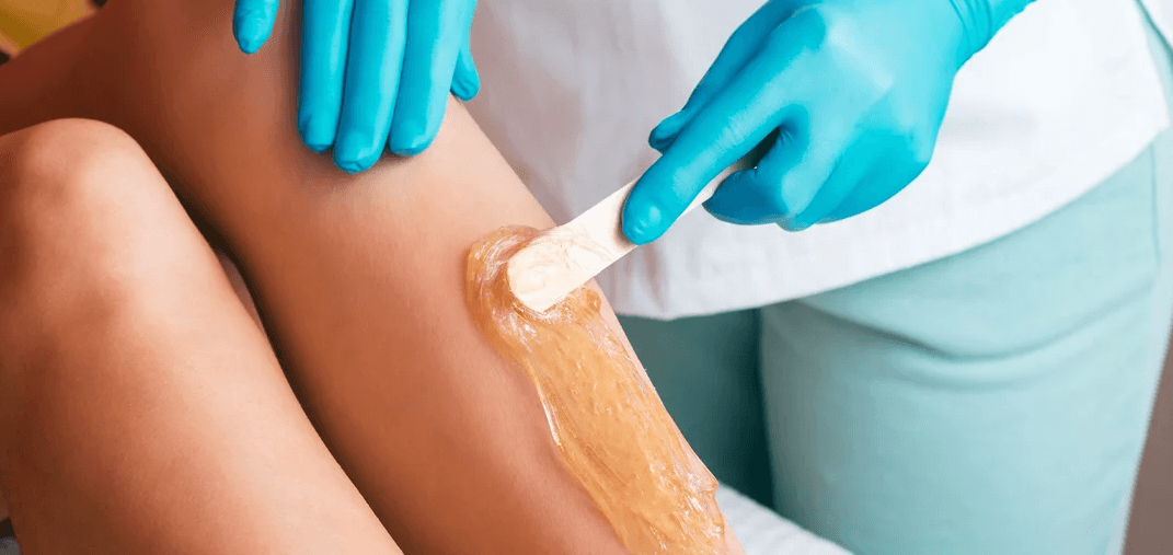 Hladká pokožka díky depilaci cukrovou pastou: horní ret, podpaží, celé ruce nebo nohy 