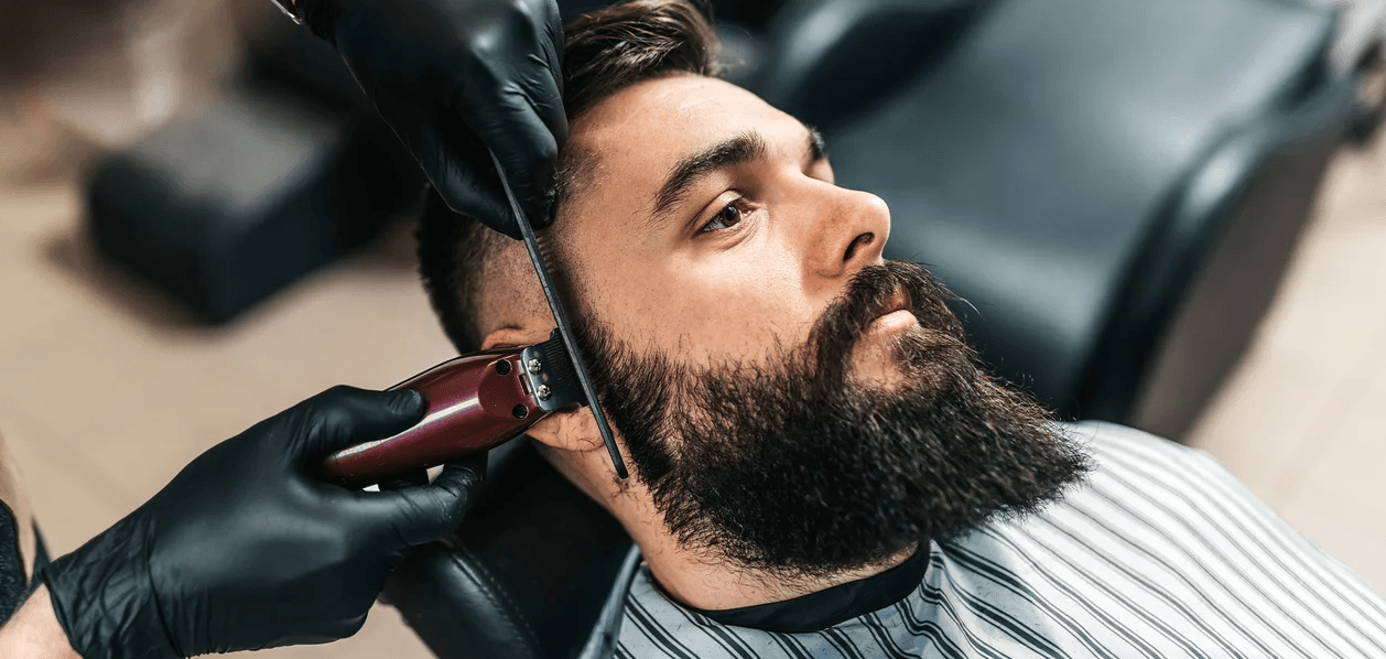 Pánské holičství v centru Hradce Králové: barber střih od 3 mm včetně úpravy kontur a mytí 