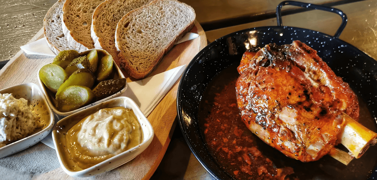 Pořádná hostina: pečené koleno o váze 750 g, chleba a omáčky 