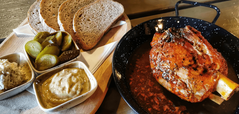 Pořádná hostina: pečené koleno o váze 750 g, chleba a omáčky 