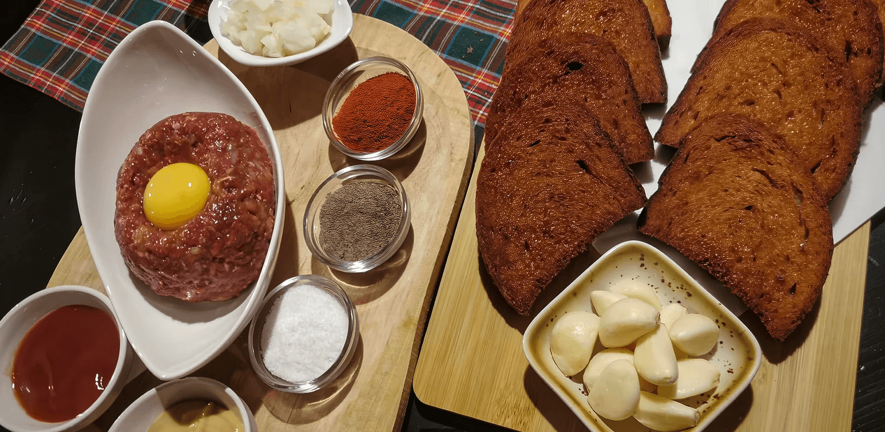 250g hovězí tatarák s topinkami: namíchaný nebo k vlastní úpravě 