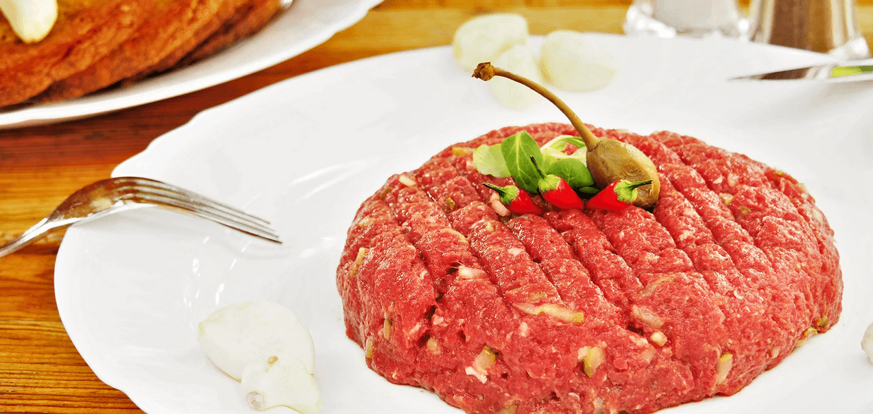 Tatarský biftek z hovězího masa chuck tender: klasický, belgický či italský a topinky nebo bagetky 