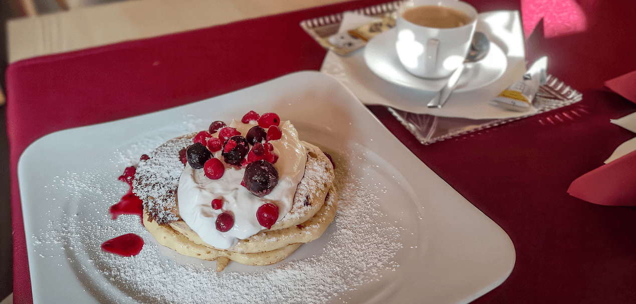 Lívance s omáčkou z lesních plodů a vanilkový krém a horký nápoj pro 2 osoby