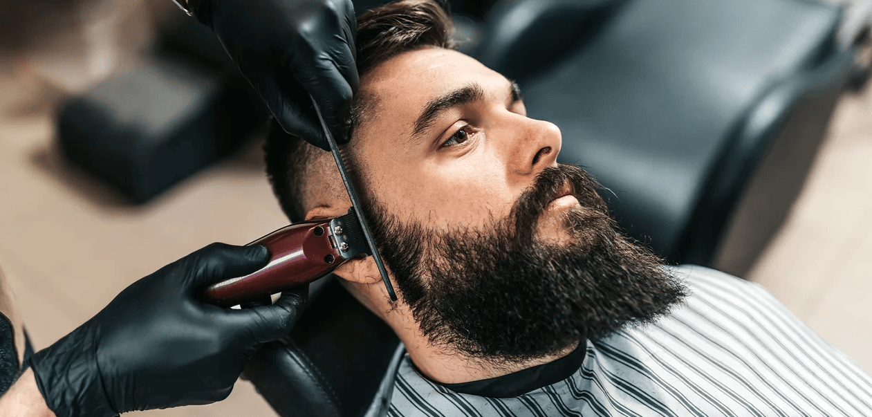 Pánské holičství v centru Hradce Králové: barber střih od 3 mm včetně úpravy kontur a mytí 