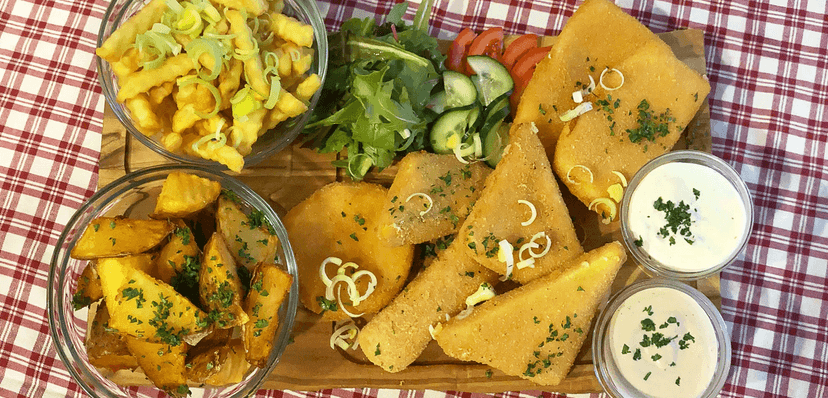 Sýrová hostina: smažená gouda, hermelín, niva i romadur vč. příloh a omáček 