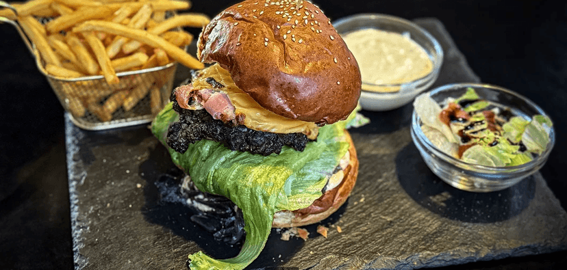 Brdský burger z regionálního hovězího masa, hranolky a pivo pro 2 osoby 